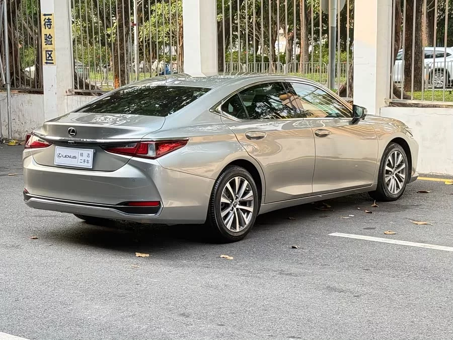 Lexus ES