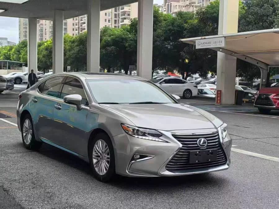 Lexus ES