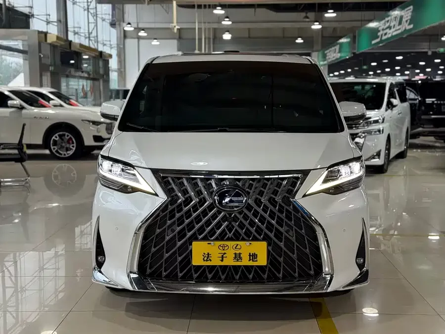 Lexus LM