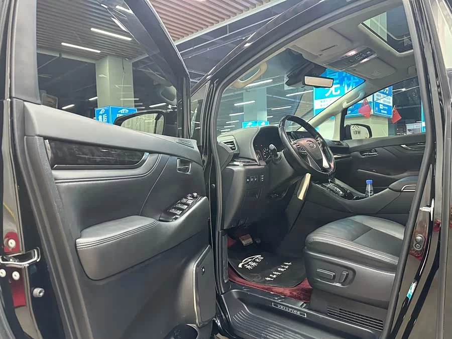 Toyota Crown Vellfire