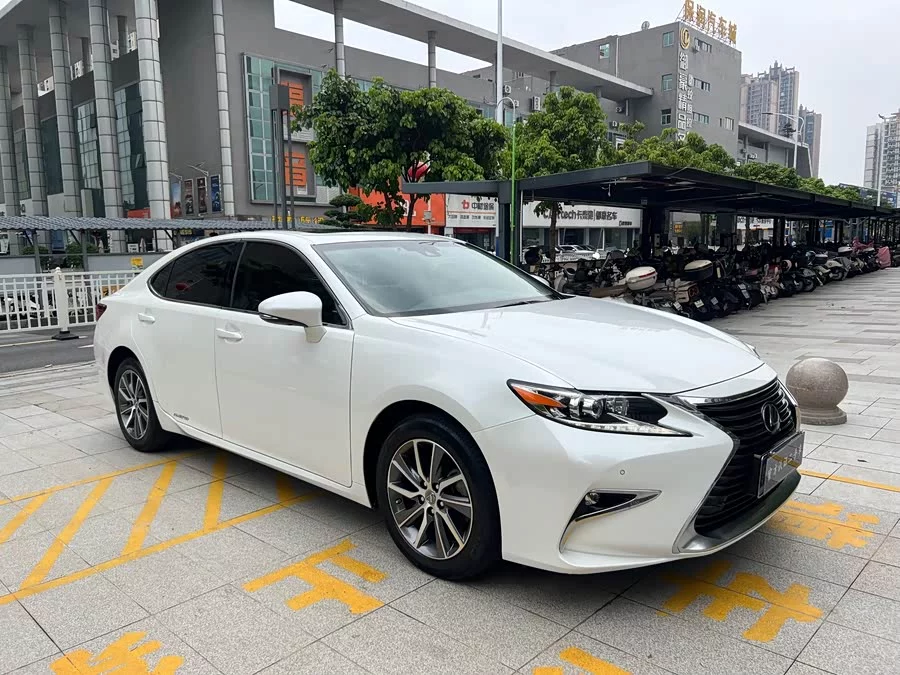 Lexus ES