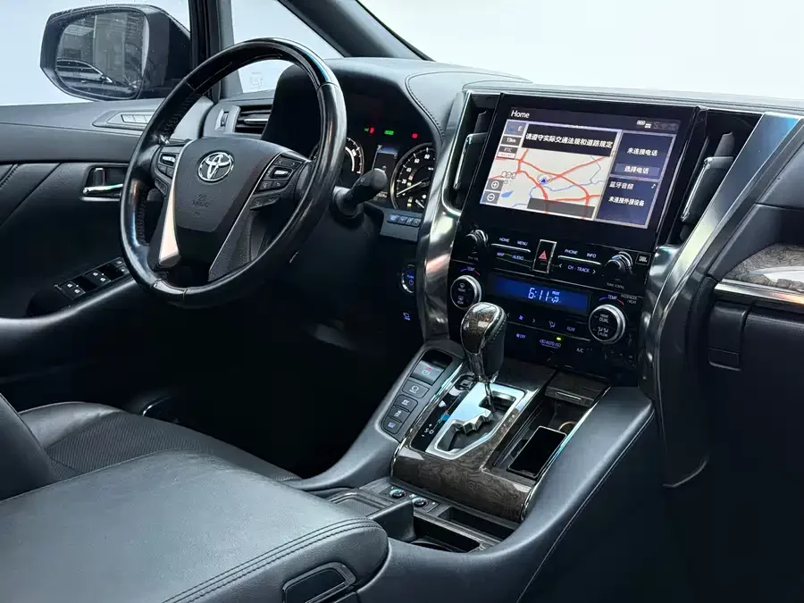 Toyota Crown Vellfire