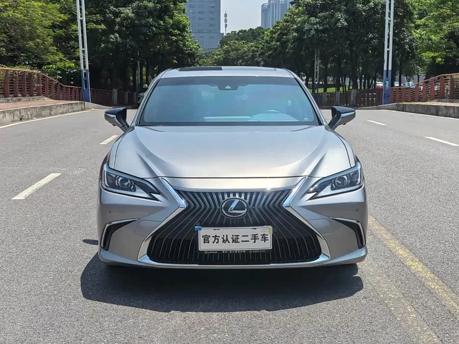 Lexus ES