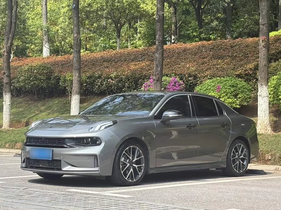 Lynk & Co 03