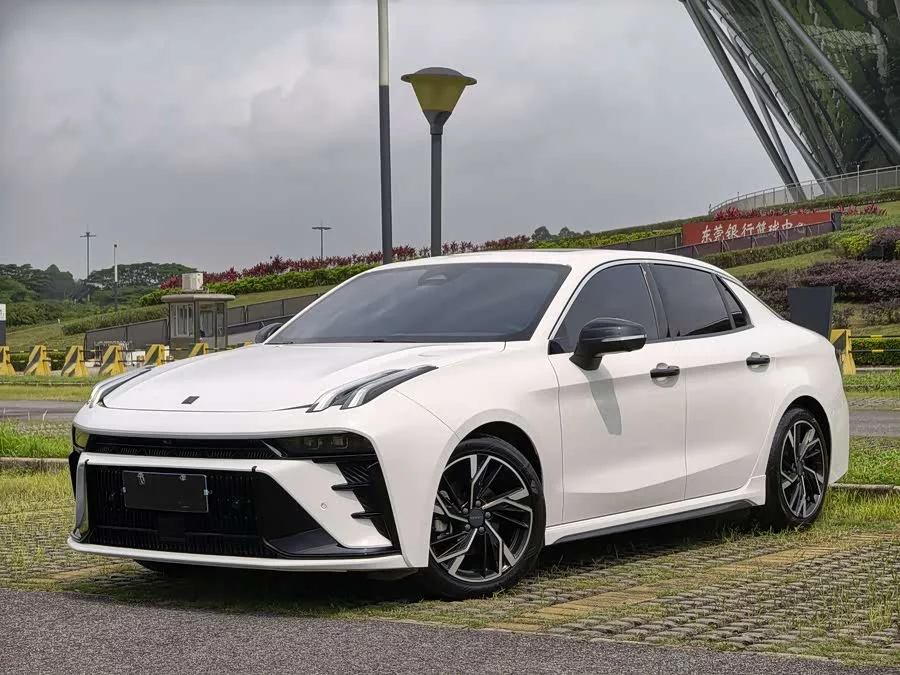 Lynk & Co 03