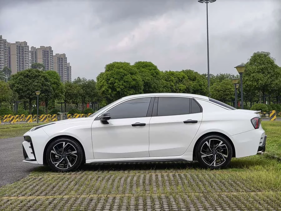 Lynk & Co 03