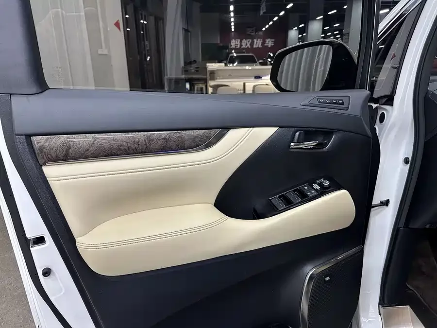 Toyota Crown Vellfire