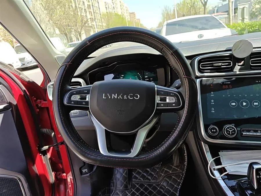 Lynk & Co 01
