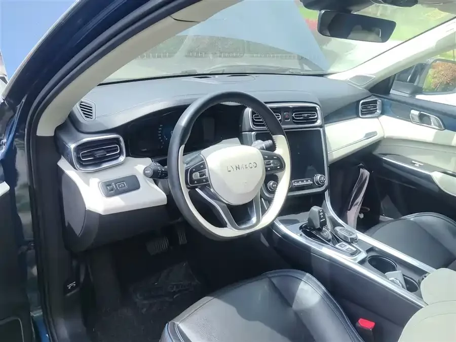 Lynk & Co 01