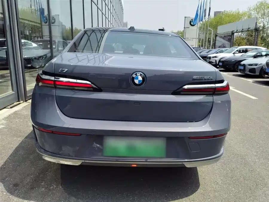 BMW i7
