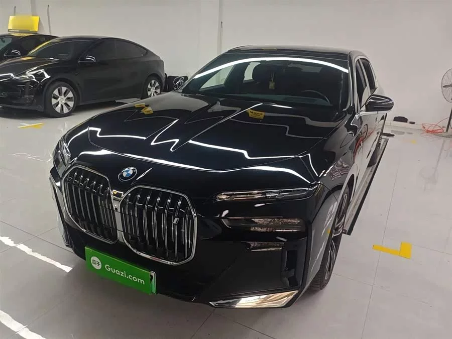 BMW i7