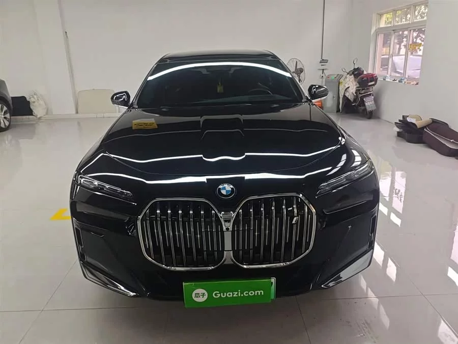BMW i7