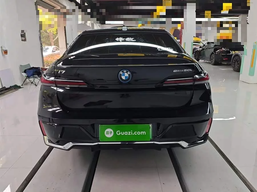 BMW i7