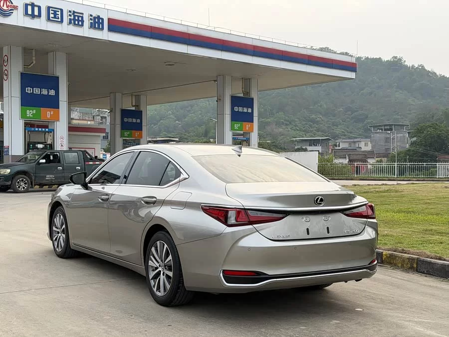 Lexus ES
