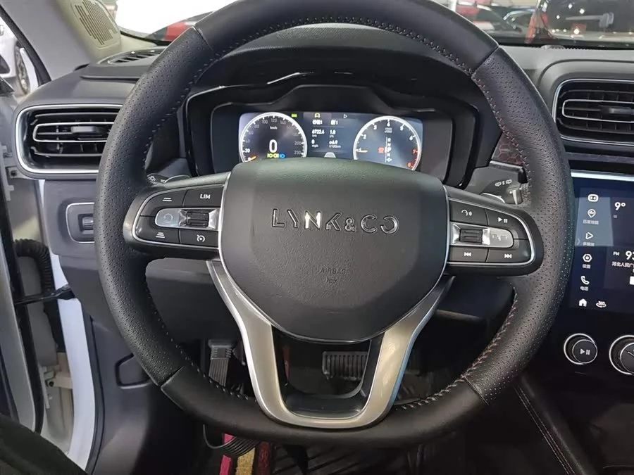 Lynk & Co 02