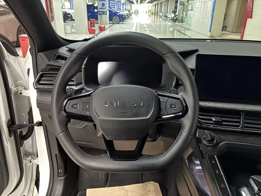 Lynk & Co 06