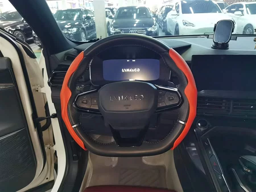 Lynk & Co 06