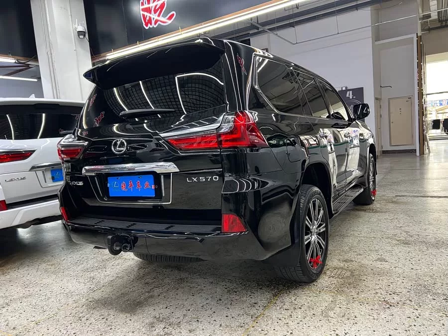 Lexus LX
