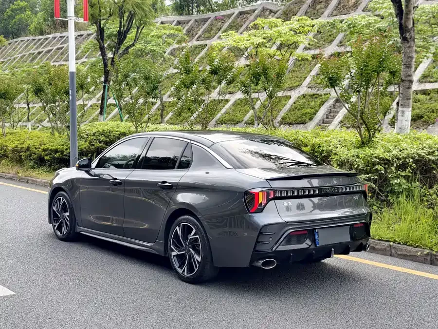 Lynk & Co 03