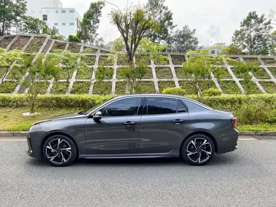 Lynk & Co 03