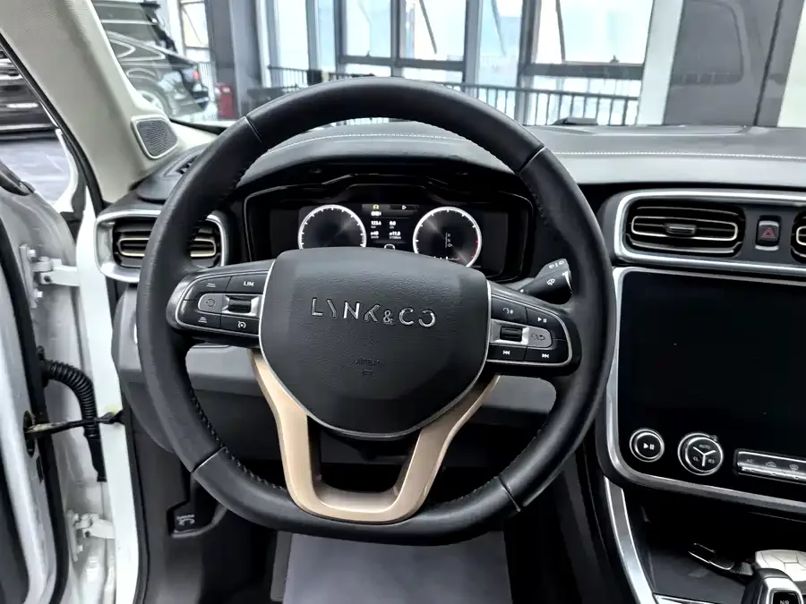 Lynk & Co 01