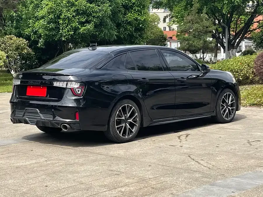 Lynk & Co 03