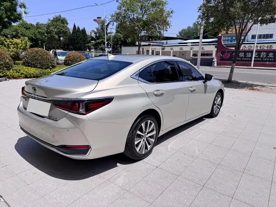 Lexus ES