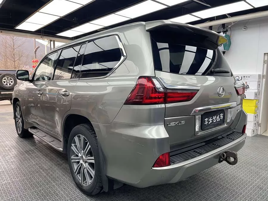 Lexus LX