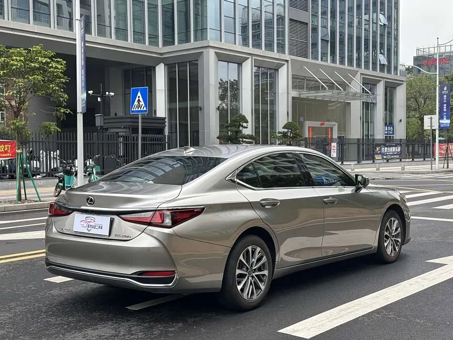 Lexus ES