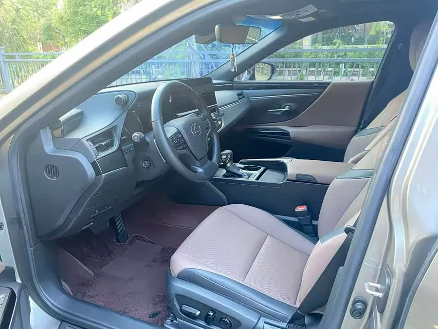 Lexus ES