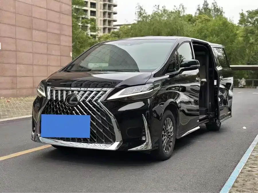 Lexus LM