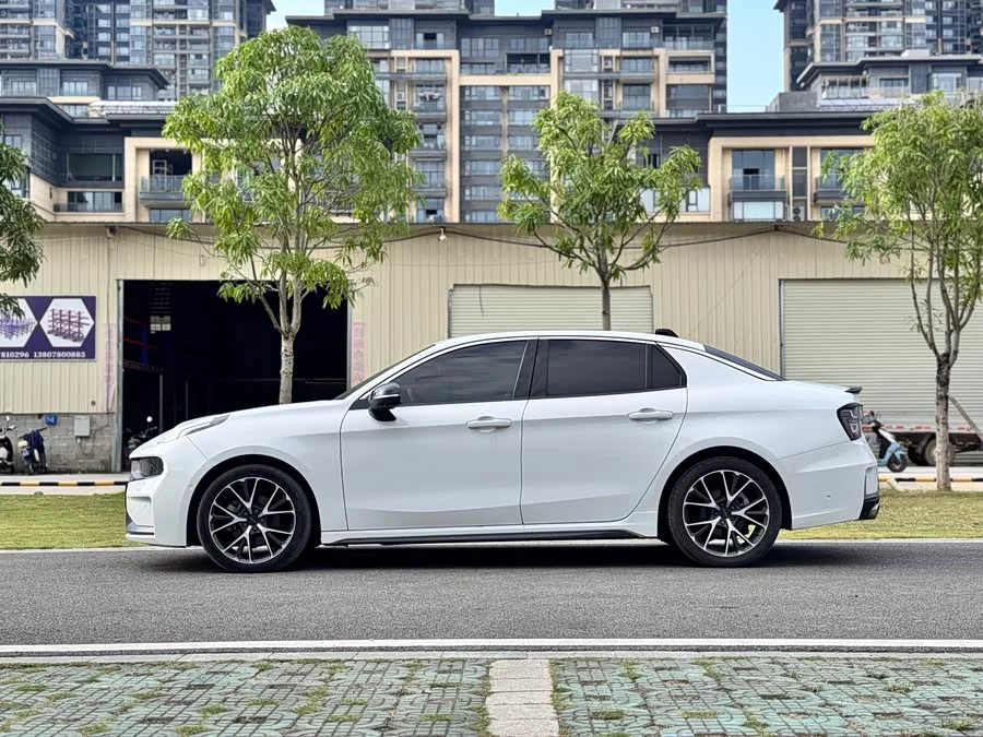 Lynk & Co 03