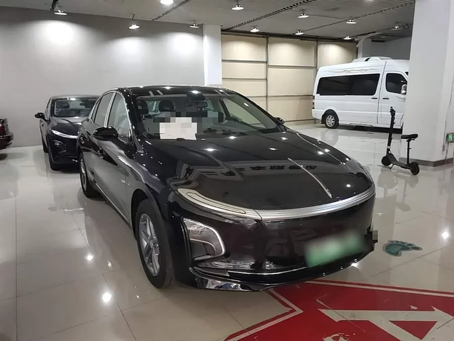 Hongqi E-QM5