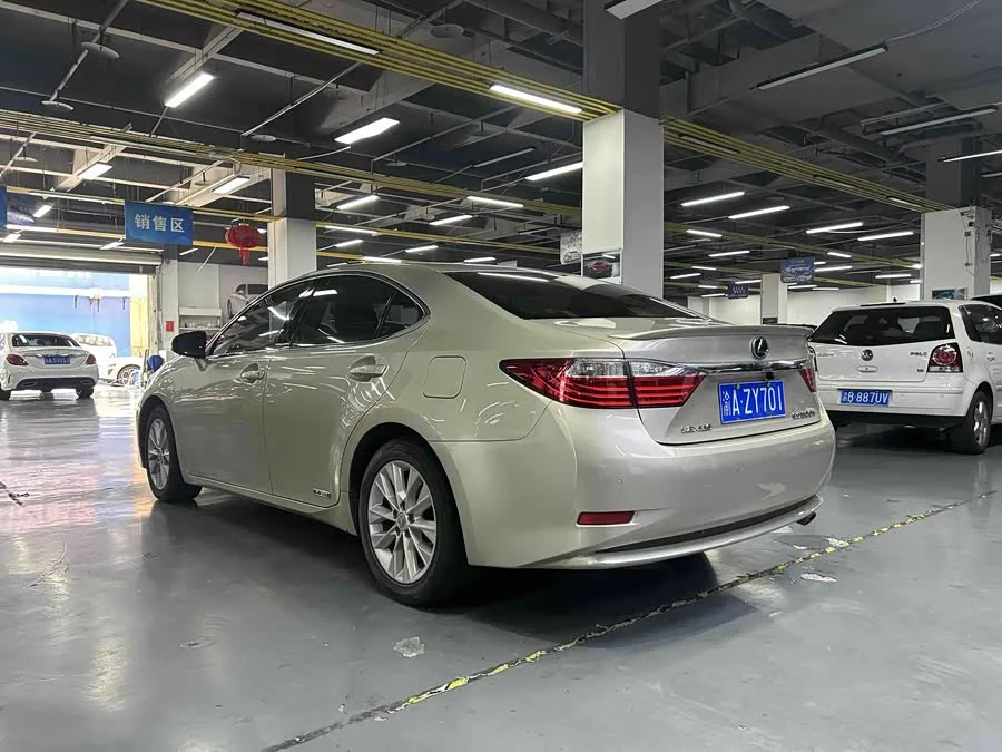 Lexus ES