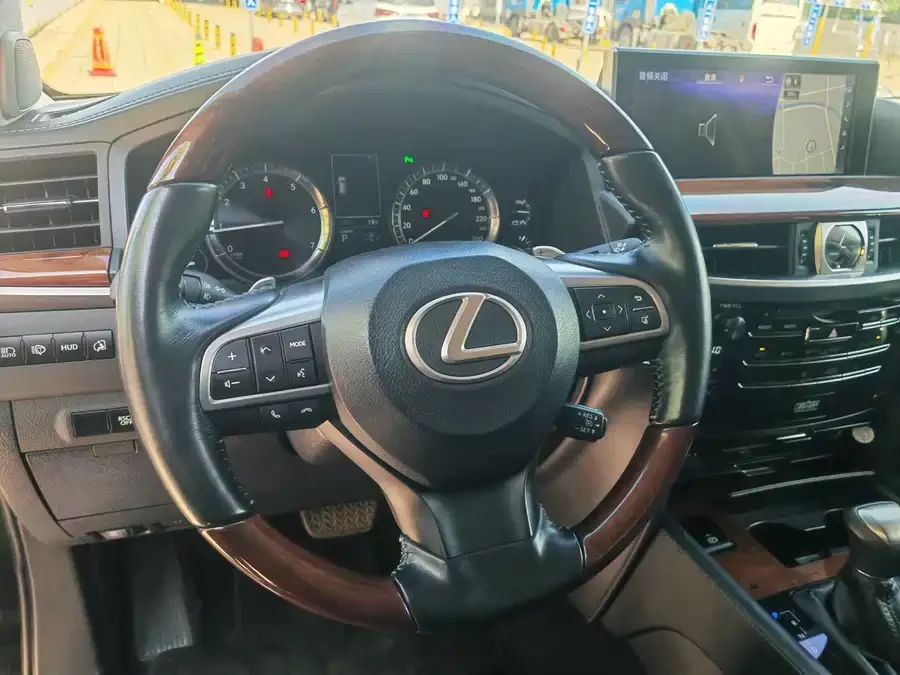 Lexus LX