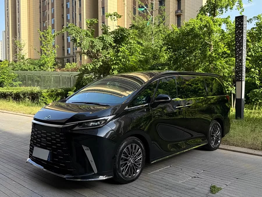 Lexus LM