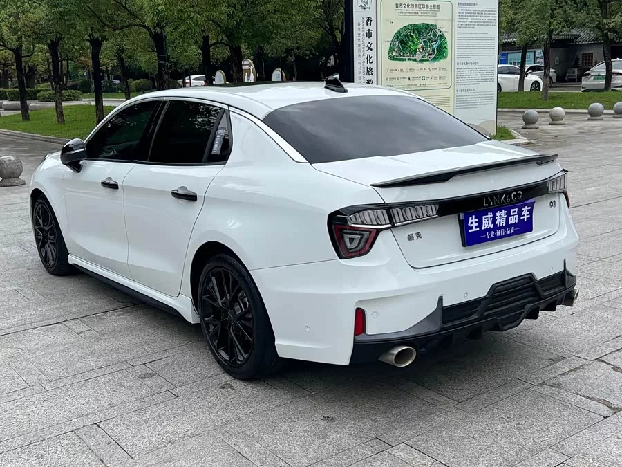 Lynk & Co 03