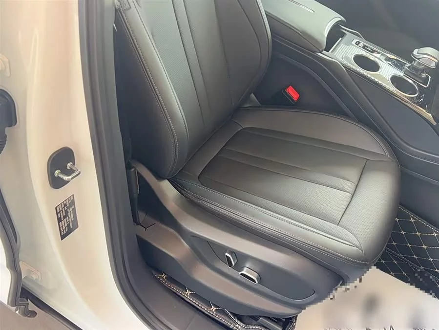 Hongqi HS3