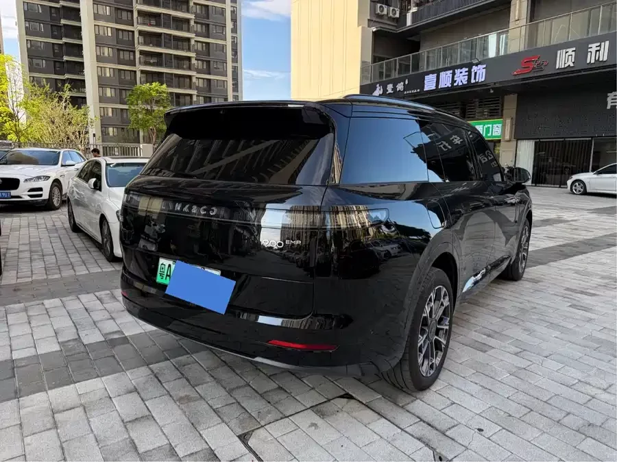 Lynk & Co 900