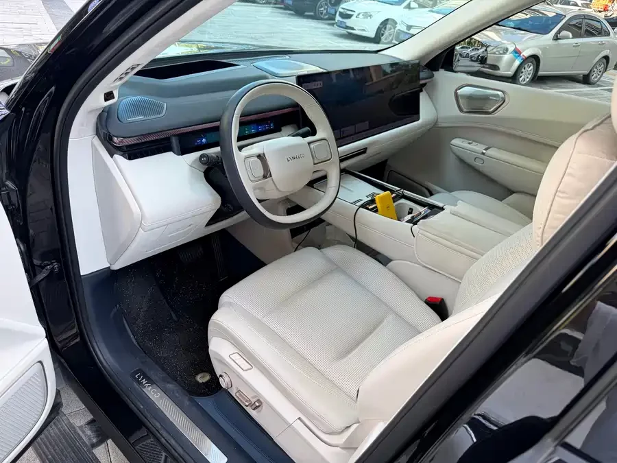 Lynk & Co 900