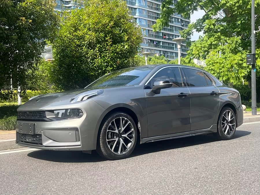 Lynk & Co 03