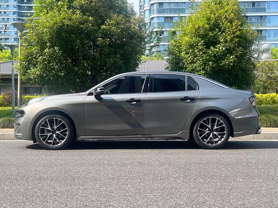Lynk & Co 03