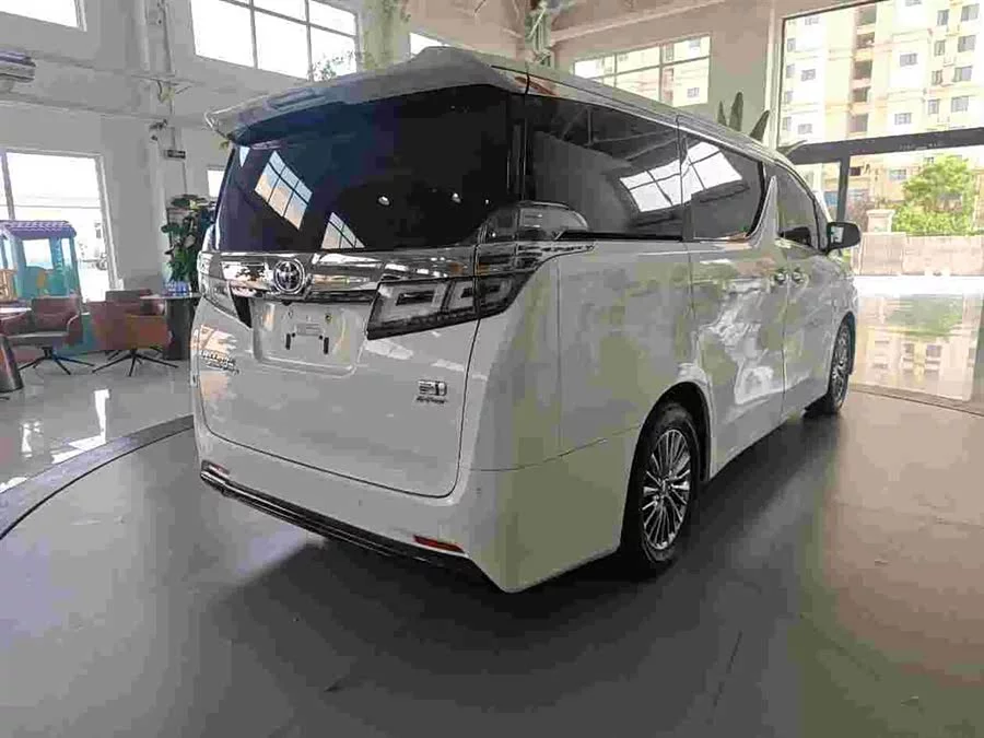 Toyota Crown Vellfire