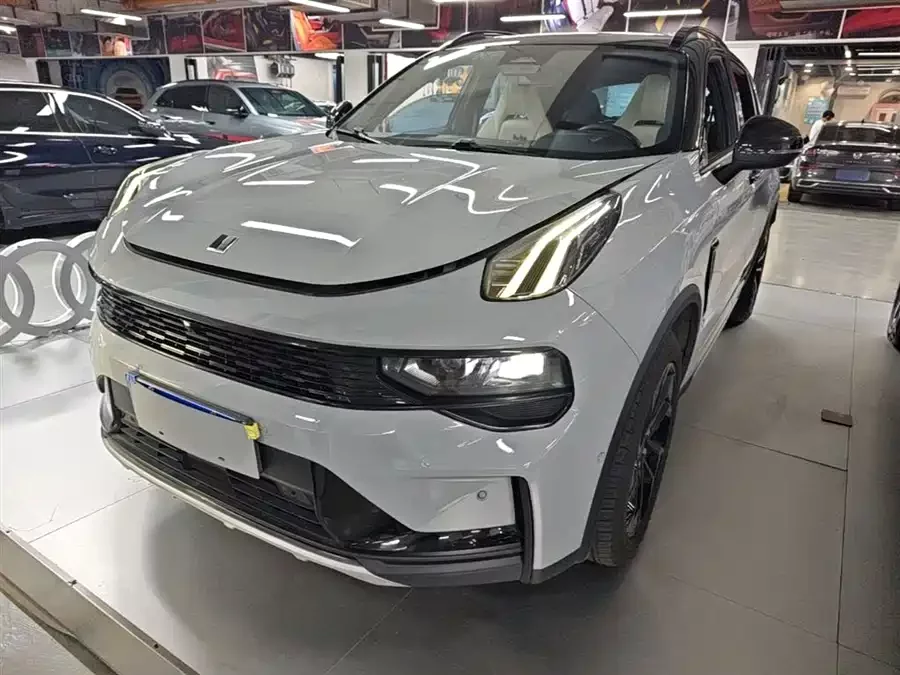 Lynk & Co 01