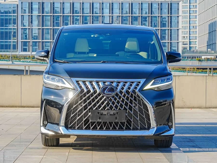 Lexus LM