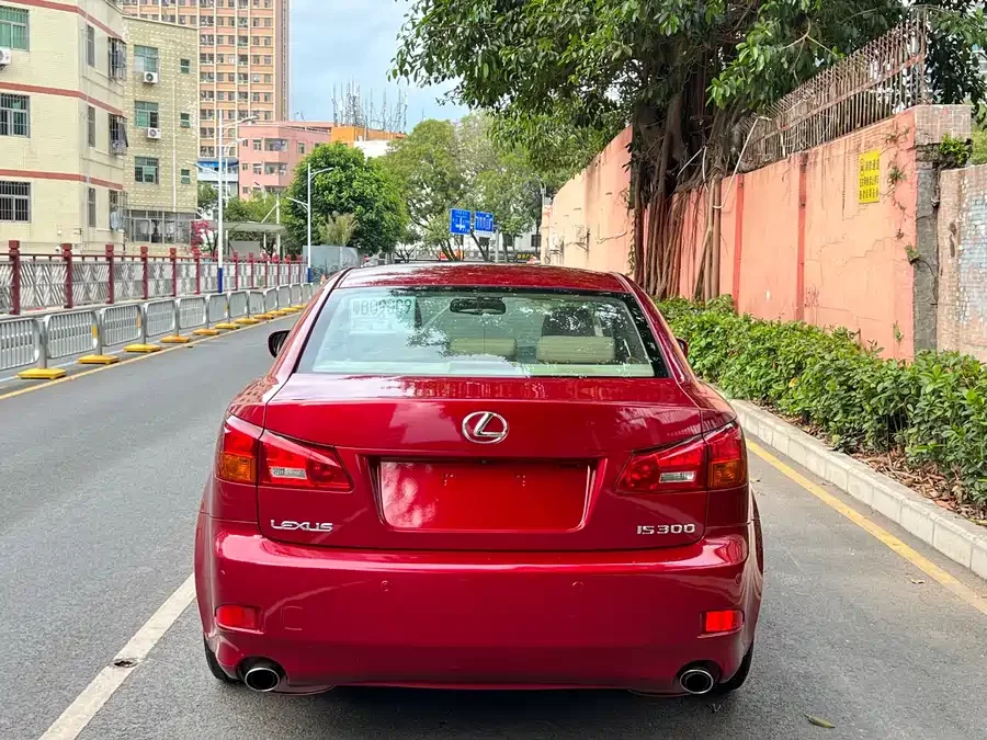 Lexus IS