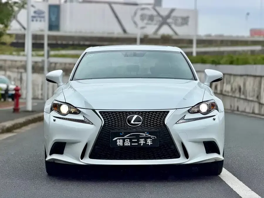 Lexus IS