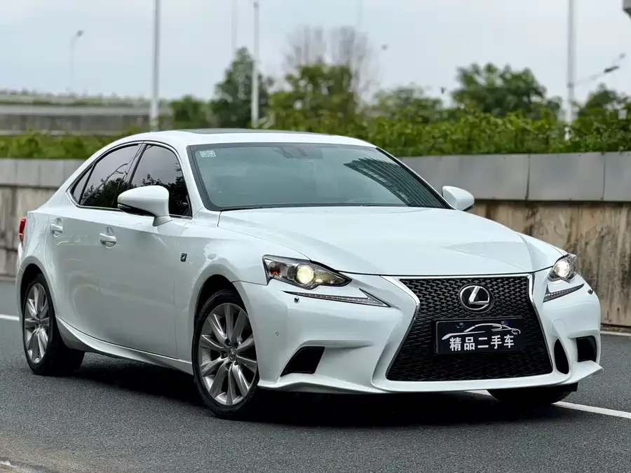 Lexus IS