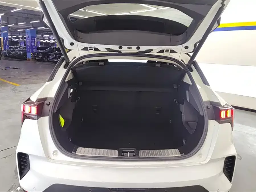 Lynk & Co 06