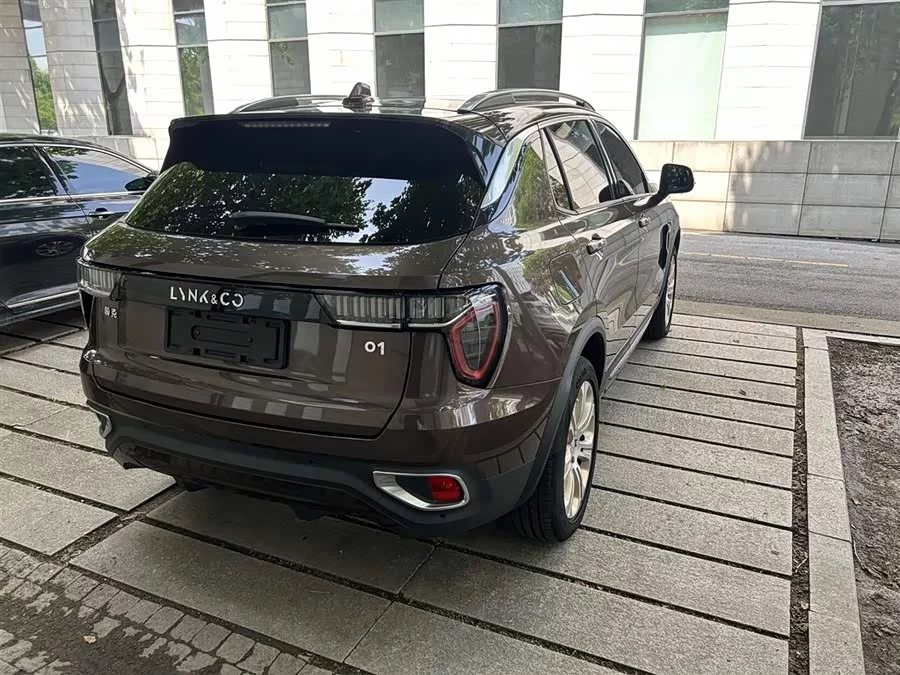 Lynk & Co 01